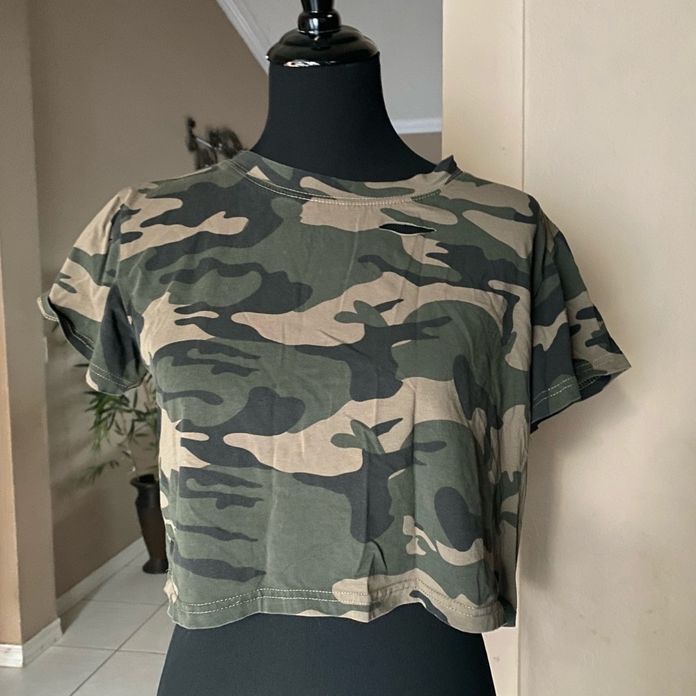 Medium camouflage crop top
